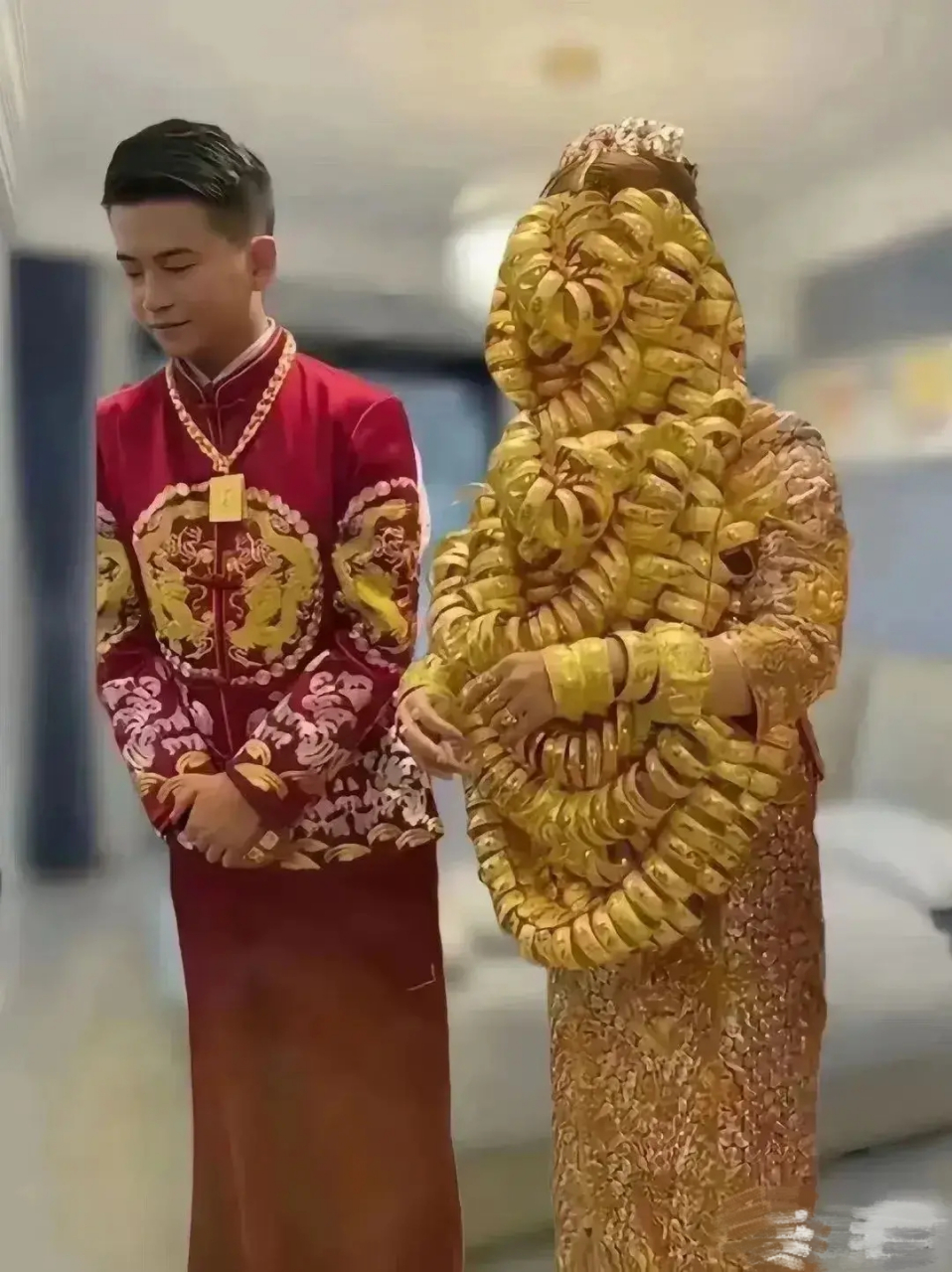 这位广东新娘,结婚那天全身上戴金镯子,数都数不清戴了多少个金镯子