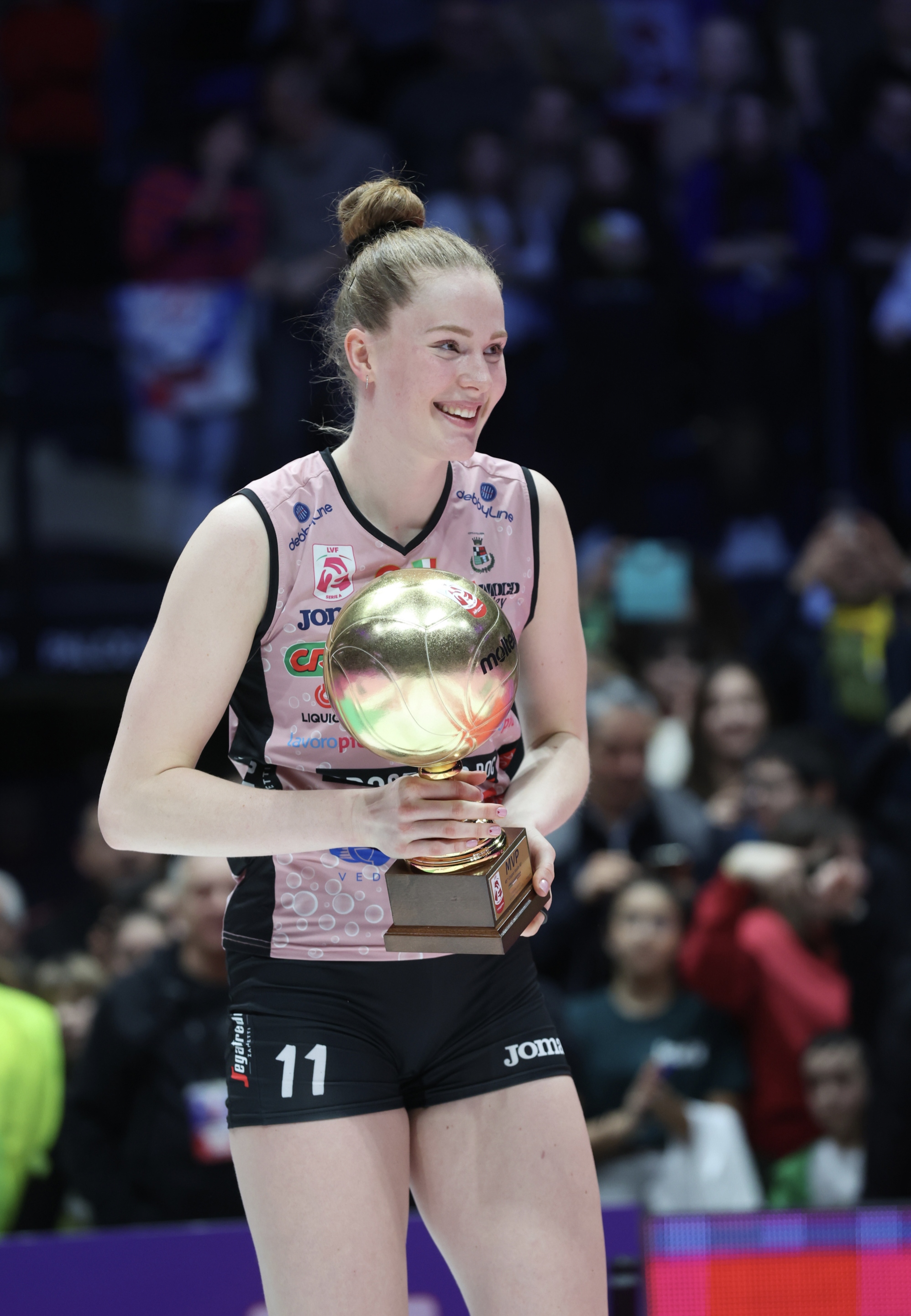 女排意大利杯决赛卫冕冠军科内零封米兰实现四连冠,哈克荣膺mvp