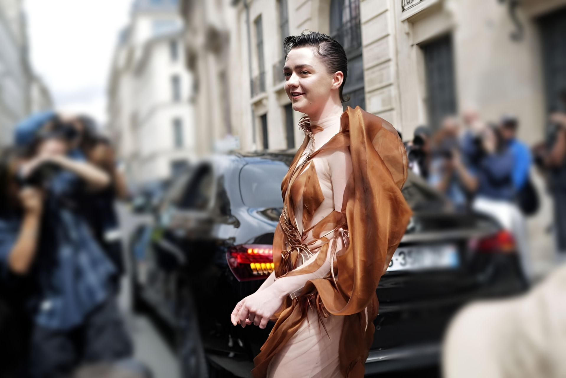 麦茜·威廉姆斯(maisie williams)在时装周高级时装秀上的造型真是太