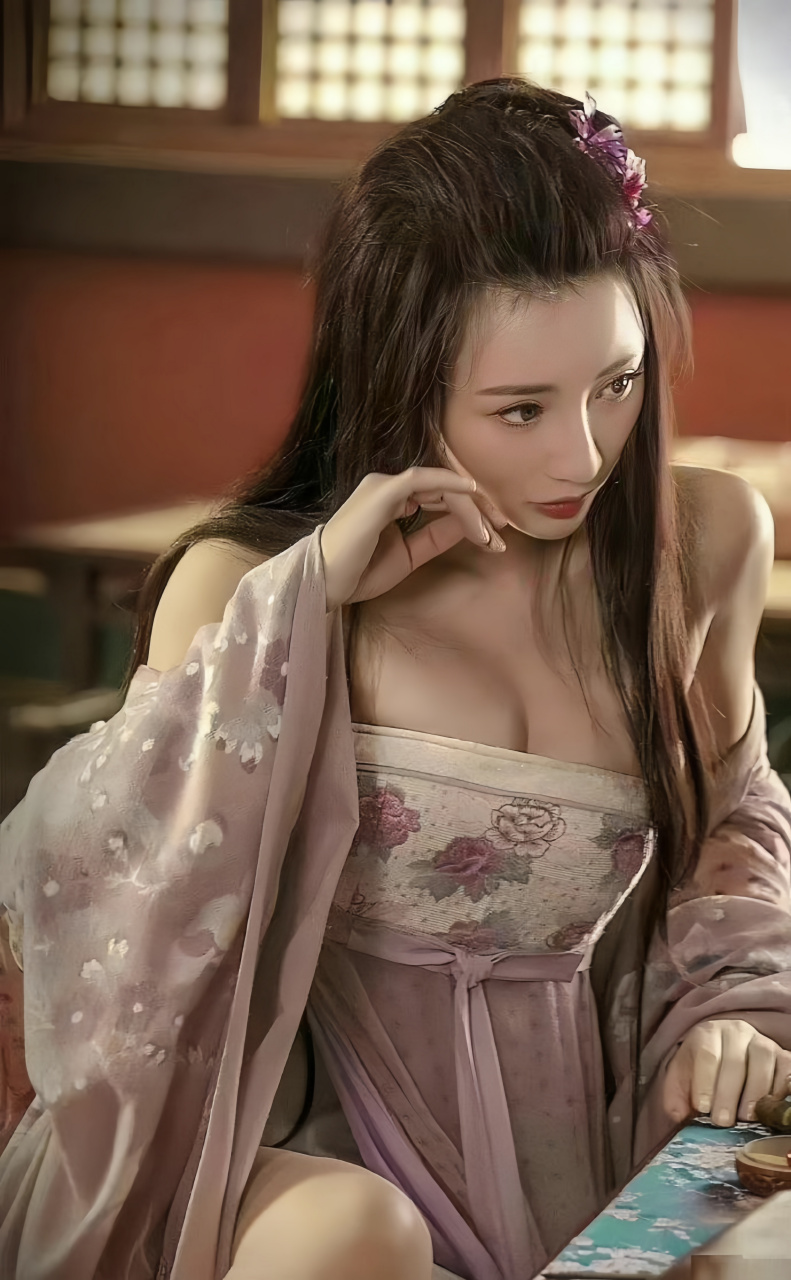 柳岩,一位美丽的女性,在电影《奇门遁甲》中展现了自己的魅力