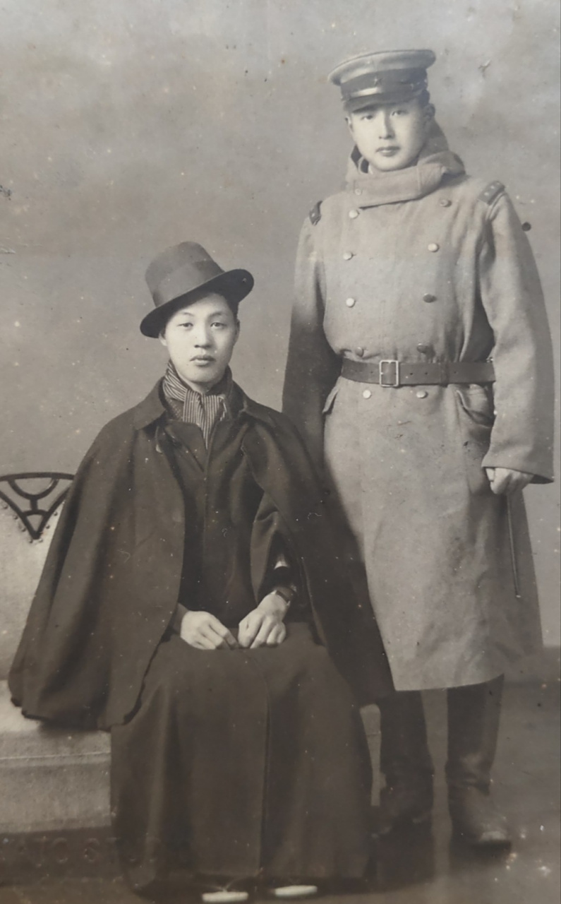 民国时期老照片～川岛芳子着男装与其"女友"(坐)的合影.