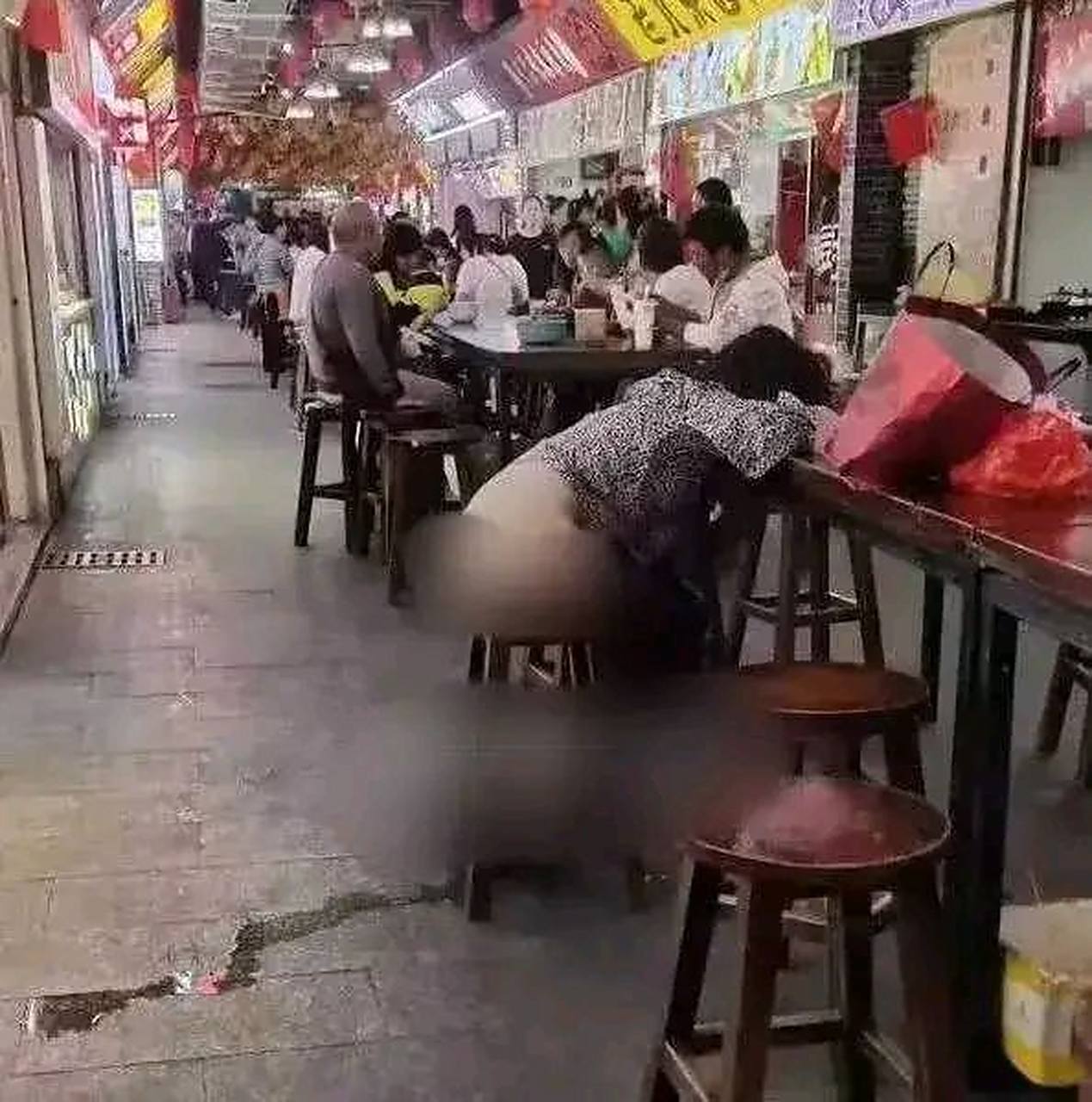 女子喝醉酒大庭广众之下脱裤子小便,脸都丢尽了!