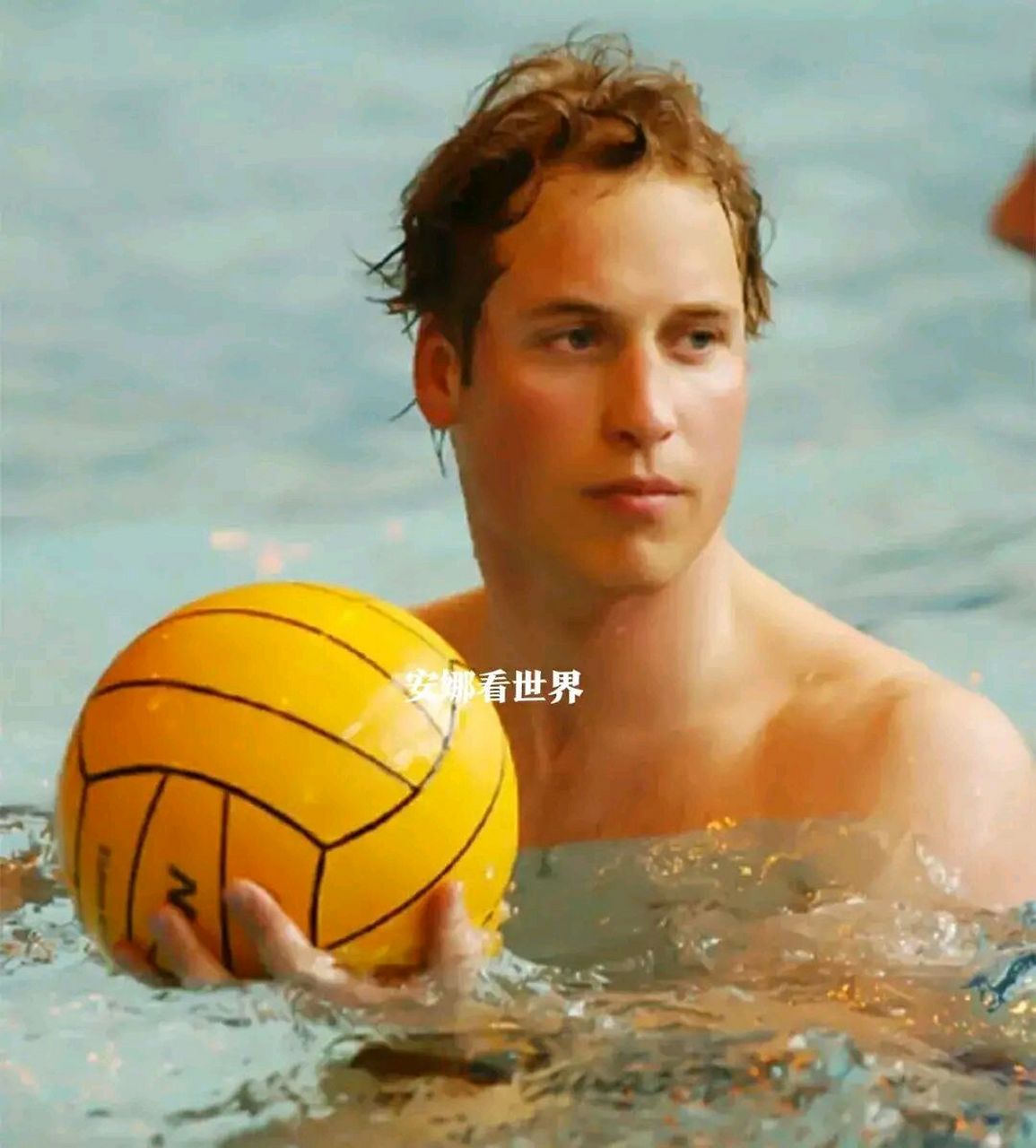 18岁时的威廉王子长得又高又帅,一身健美的肌肉线条充满了阳刚之气.