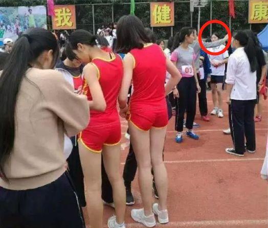 这妹子的衣服也太透明了吧