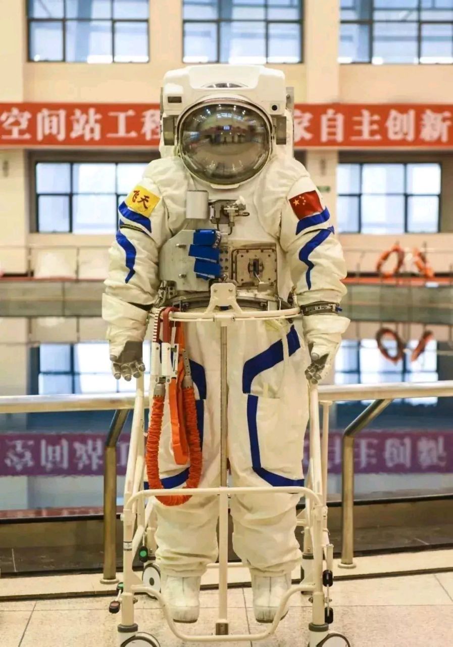 中美俄三国的太空服都是高度先进的技术装备,但在设计和功能上略有不