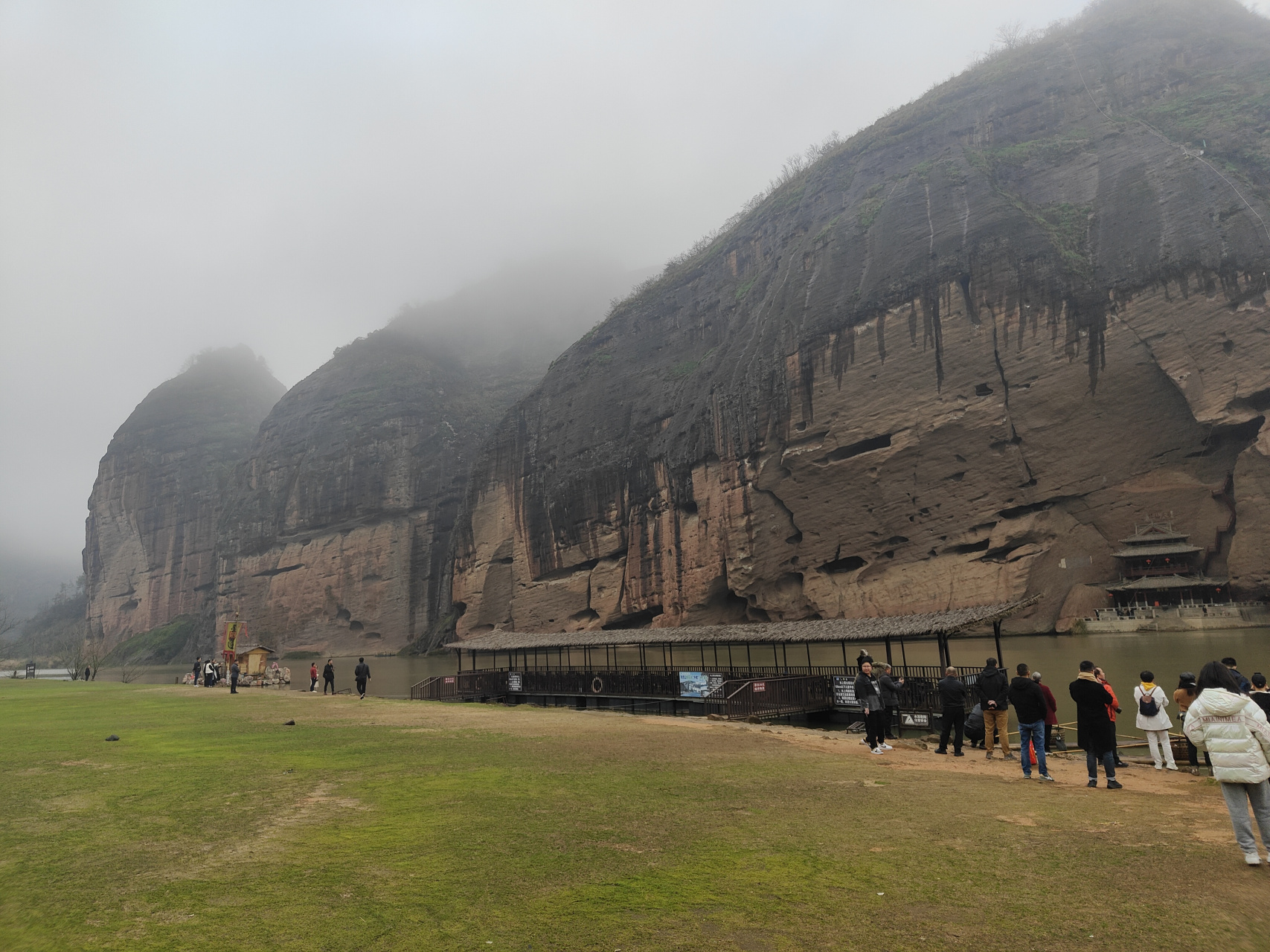 秦汉以前是一个大民族,居住的中心在浙江,江苏一带.