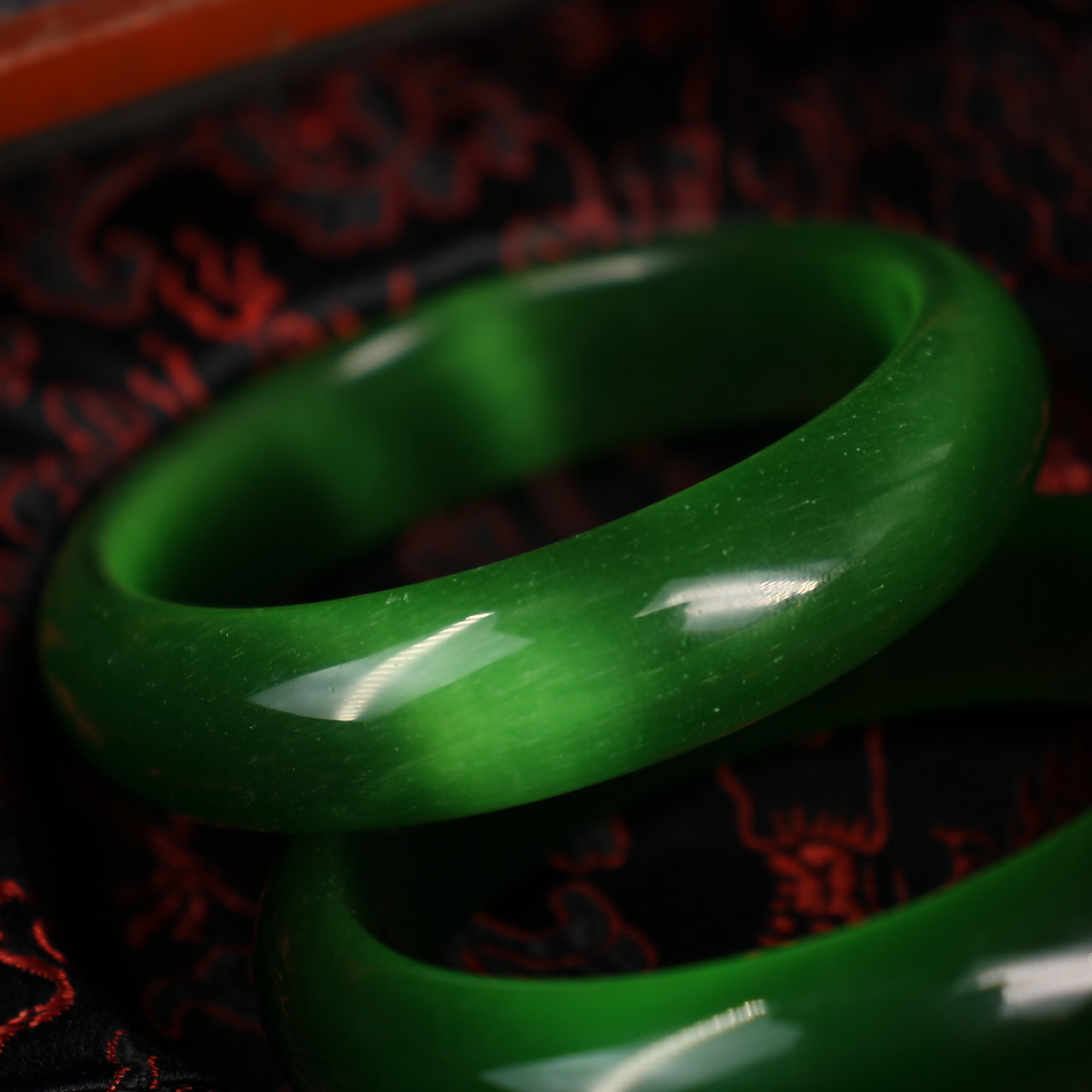 旧藏下乡收清代宫廷御藏极品罕见绿色猫眼石手镯一对 品相保存完好