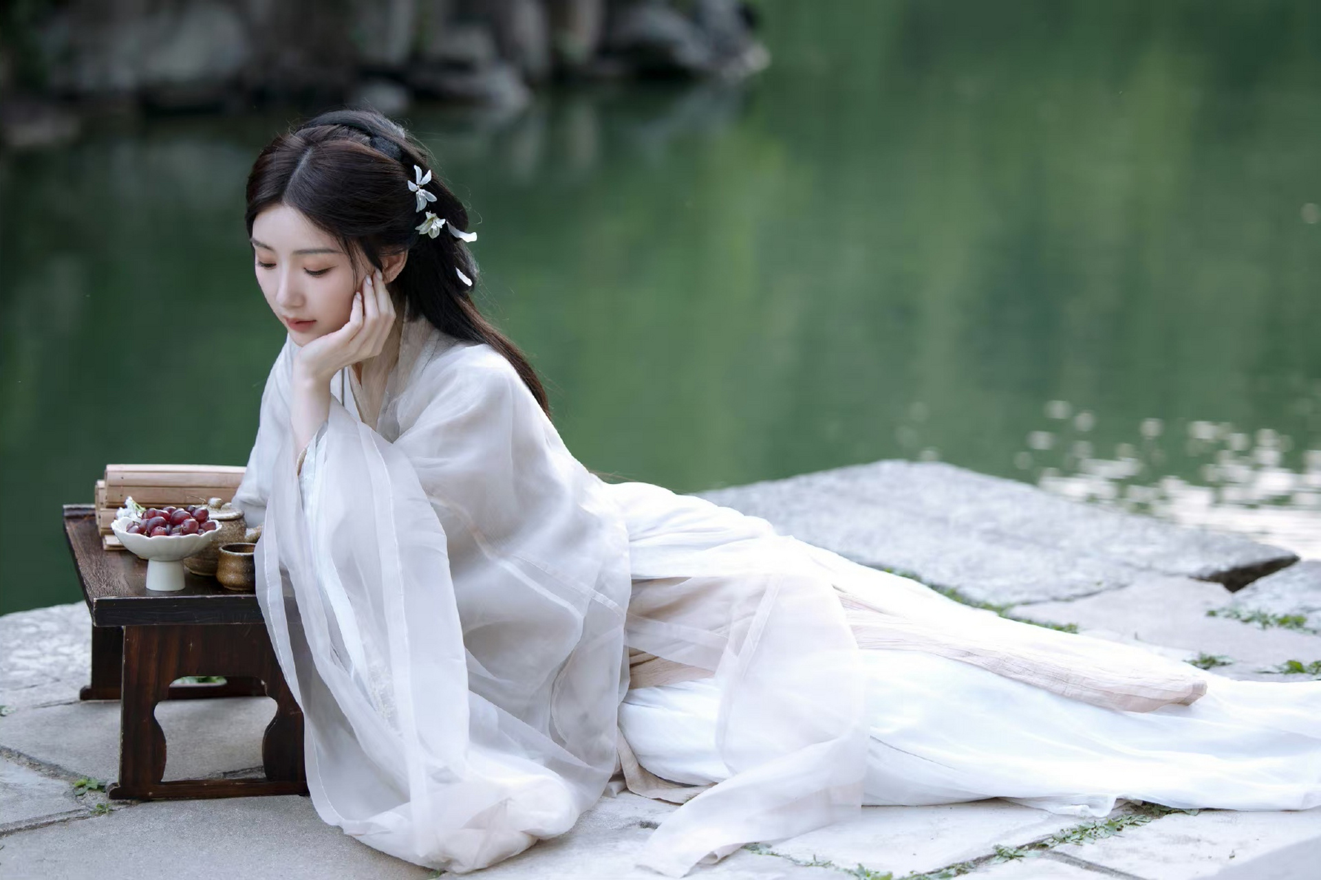 毛晓彤# 一袭白色飘逸古装,妩媚柔情,温婉可人,让人魂牵梦绕