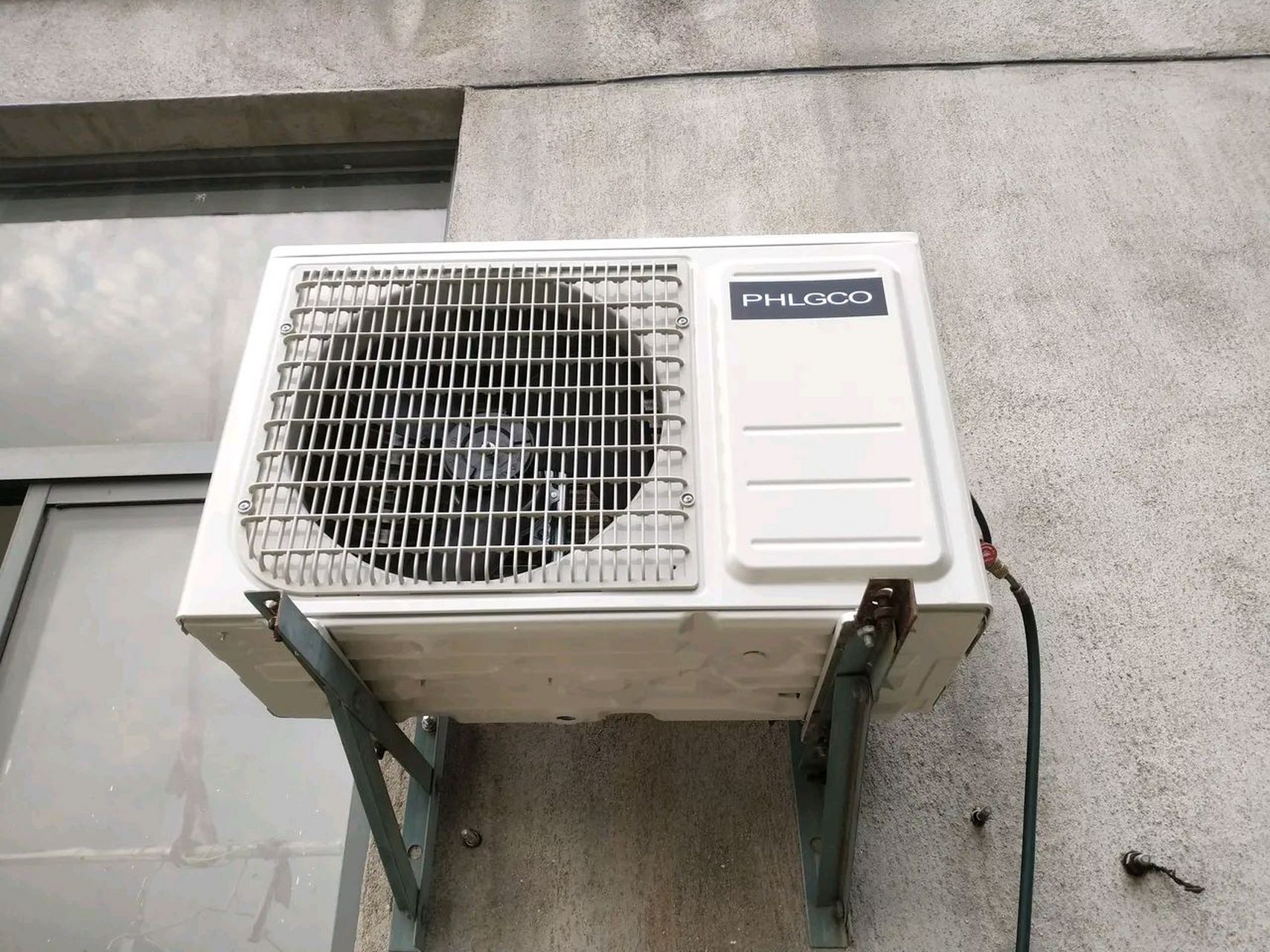 今天有个老板打电话要安装3套空调,自己网上买的,售后不给安装,谈好