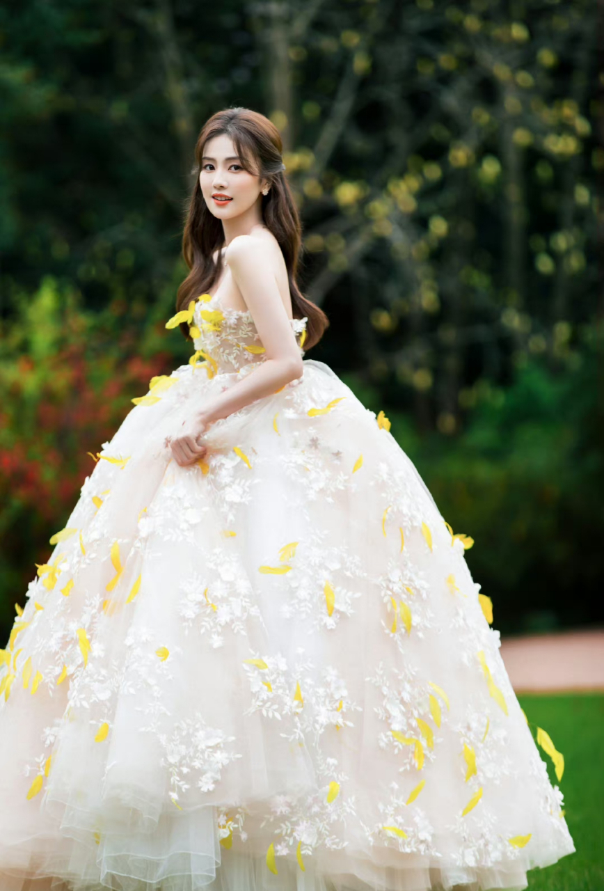 白鹿# 黄色羽毛蓬蓬裙 67