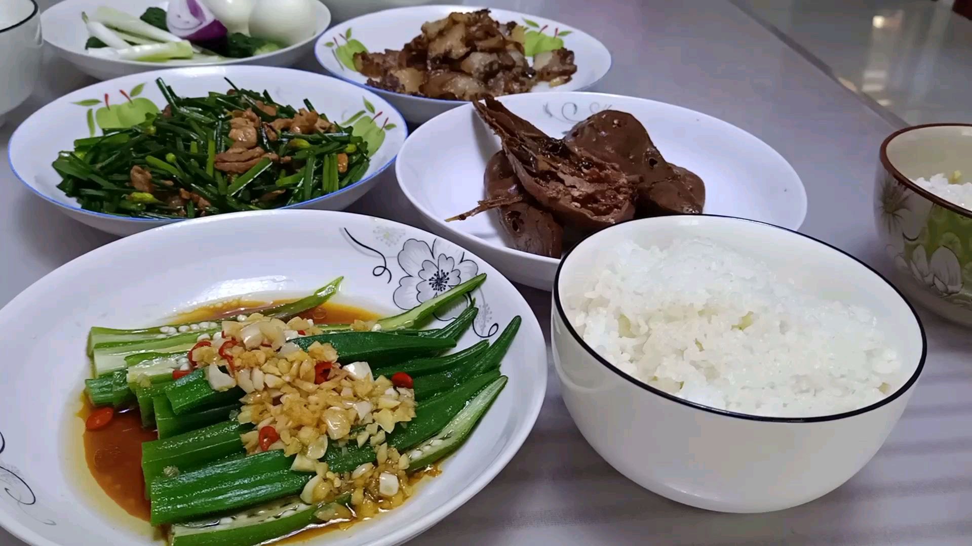 一道凉拌秋葵,一道肉丝韭苔鹏鹏夸小玉手艺不错