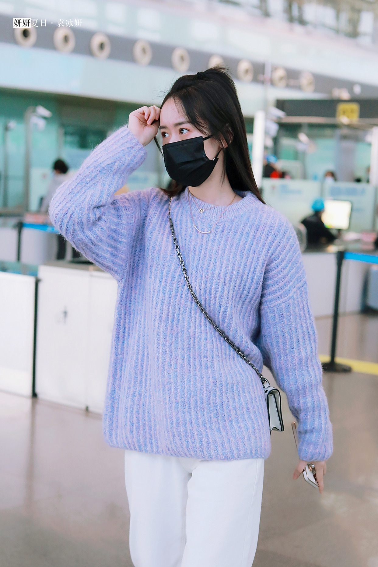 袁冰妍今日机场造型饭拍,甜美的明媚少女
