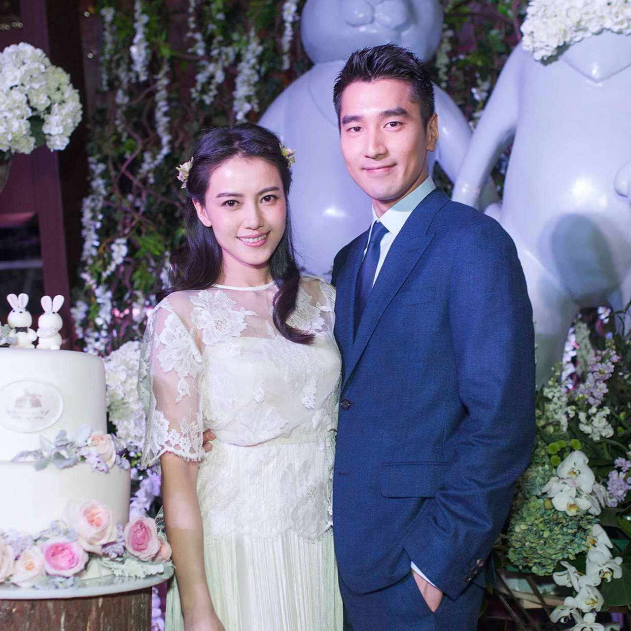 娱乐最前沿# 近日,八卦媒体拍到高圆圆赵又廷夫妻前往公园接正在玩耍