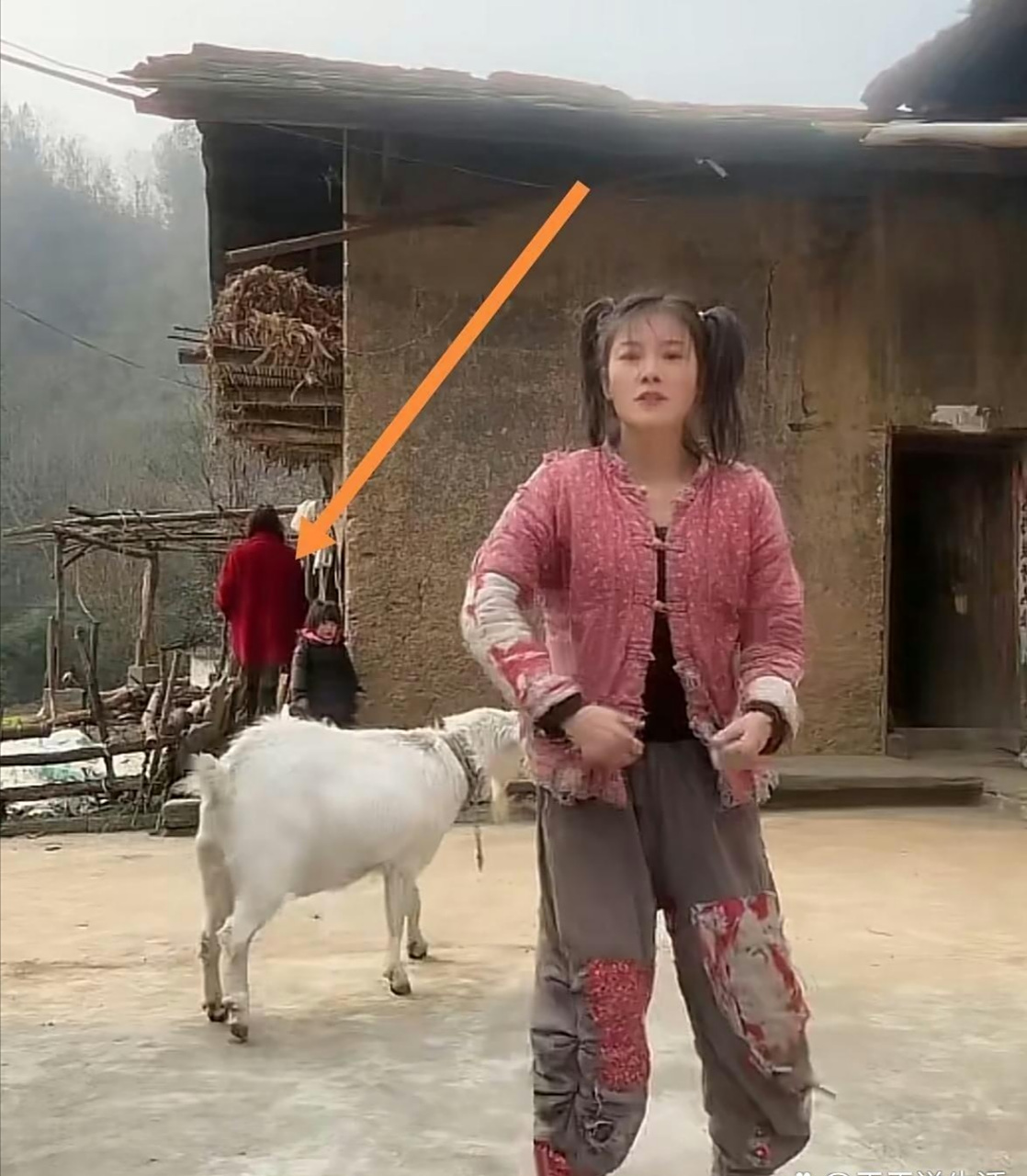 农家姑娘,衣服破烂,家徒四壁,好贫穷,我好想资助她成千成万