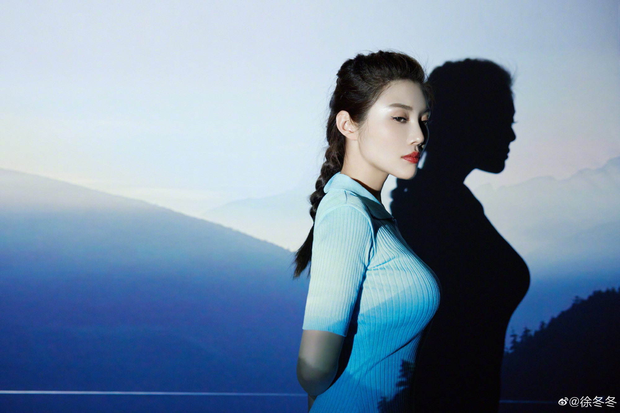 徐冬冬写真,身穿蓝色紧身超短裙,身材凹凸有致,性感迷人