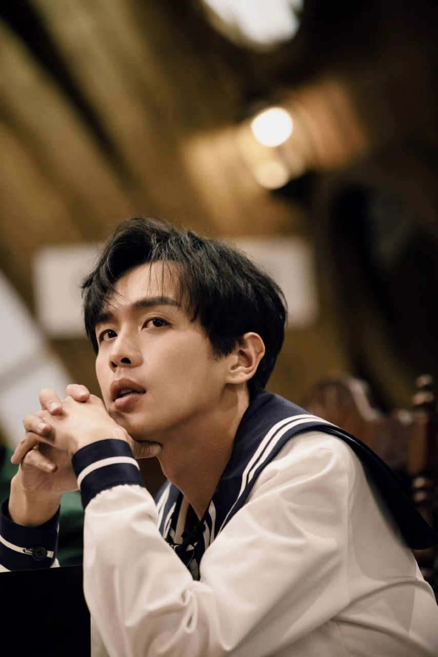 我男神张若昀真的是太帅啦,特别喜欢看他演的电视剧从雪豹连着好多部