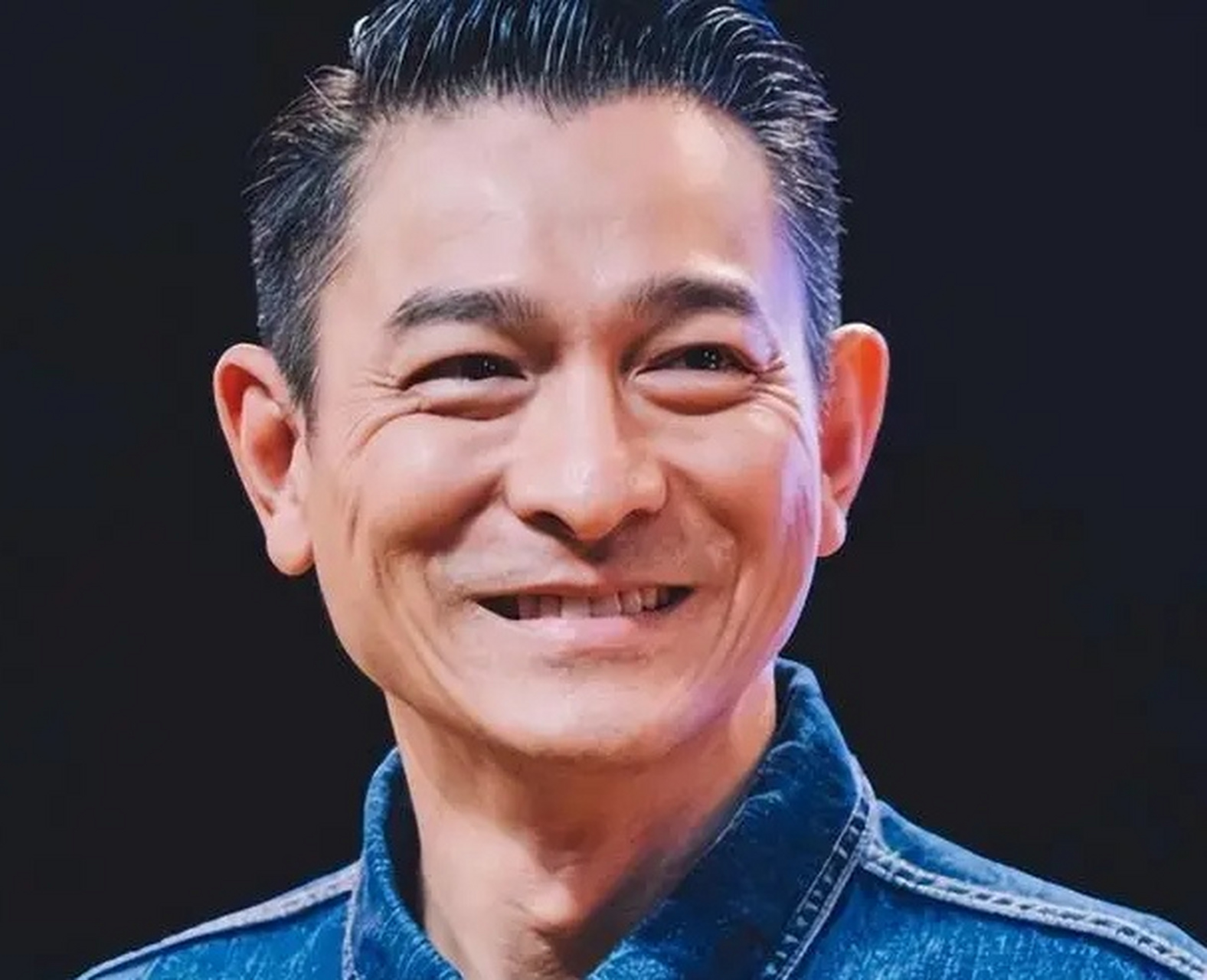 刘德华原本松弛的脸变得僵硬,笑起来脸蛋的苹果肌突出,他去医美了[左