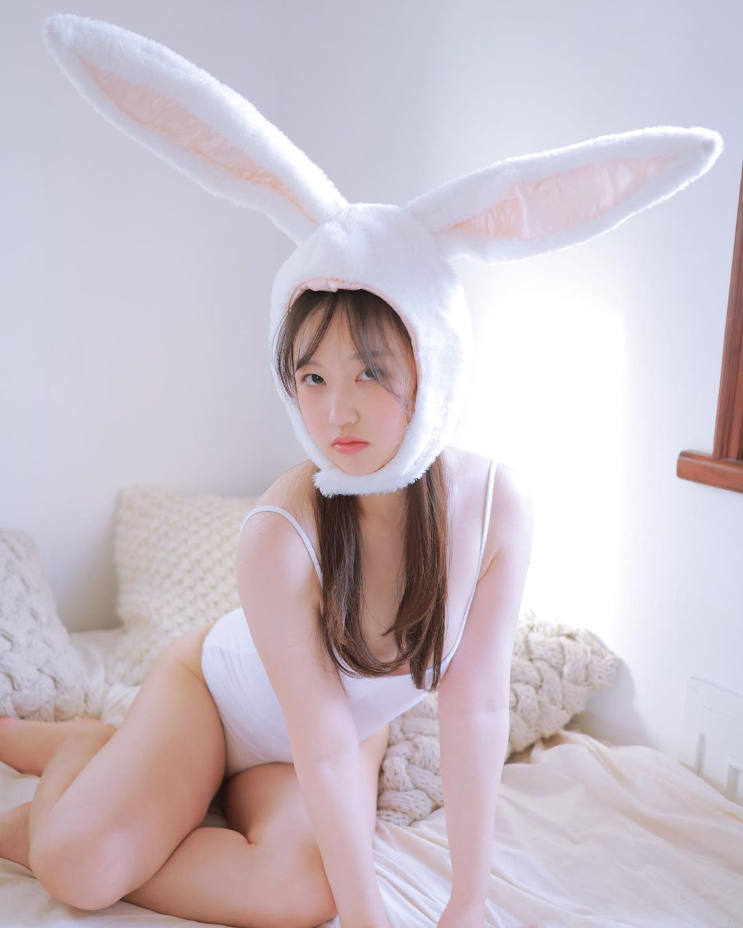 韩国妹子@시 아 (SIA)雪乳兔兔腿夹红萝卜，画面很美很性感