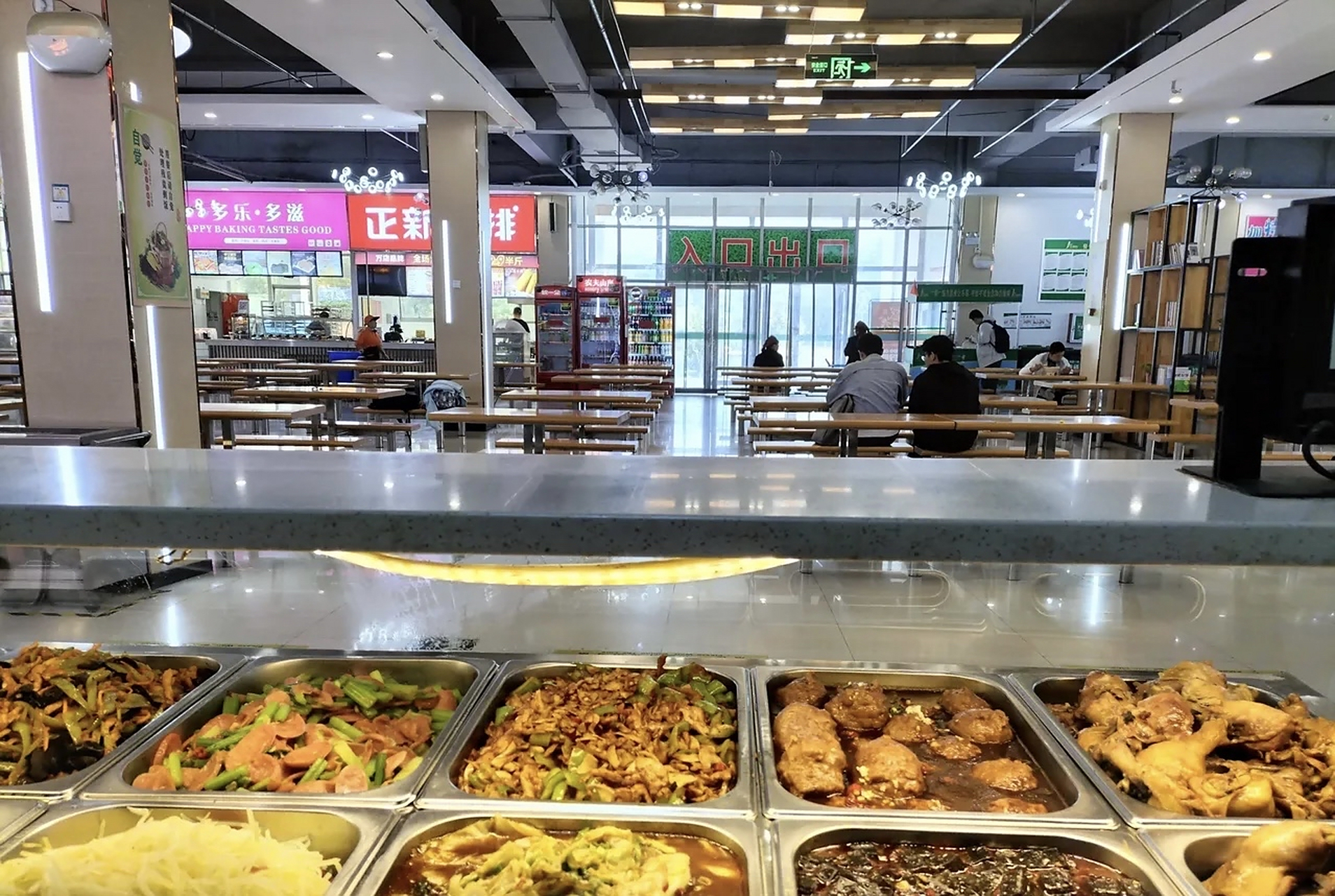 看到学生们来打饭,只想给他们多打点,就怕他们吃不饱,每每听到