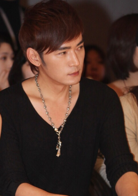 焦恩俊重庆商演,沧桑秃顶面容惊人,舞台简陋5万出场费成焦点