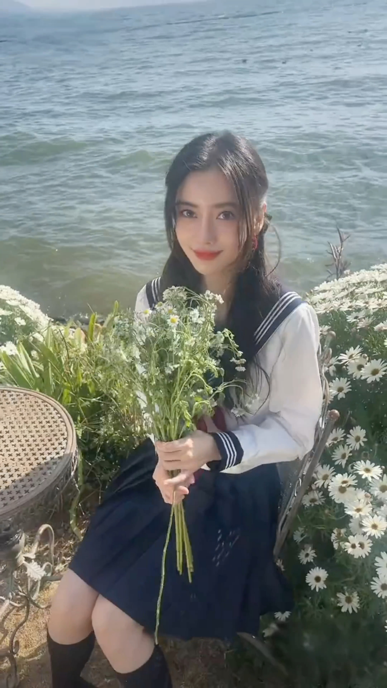 身穿水手服搭配双马尾造型,元气满满,少女感十足!