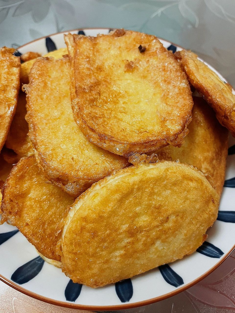 简单晚餐——煎馒头干|||食材:馒头3个,鸡蛋4个,少许盐. 1.