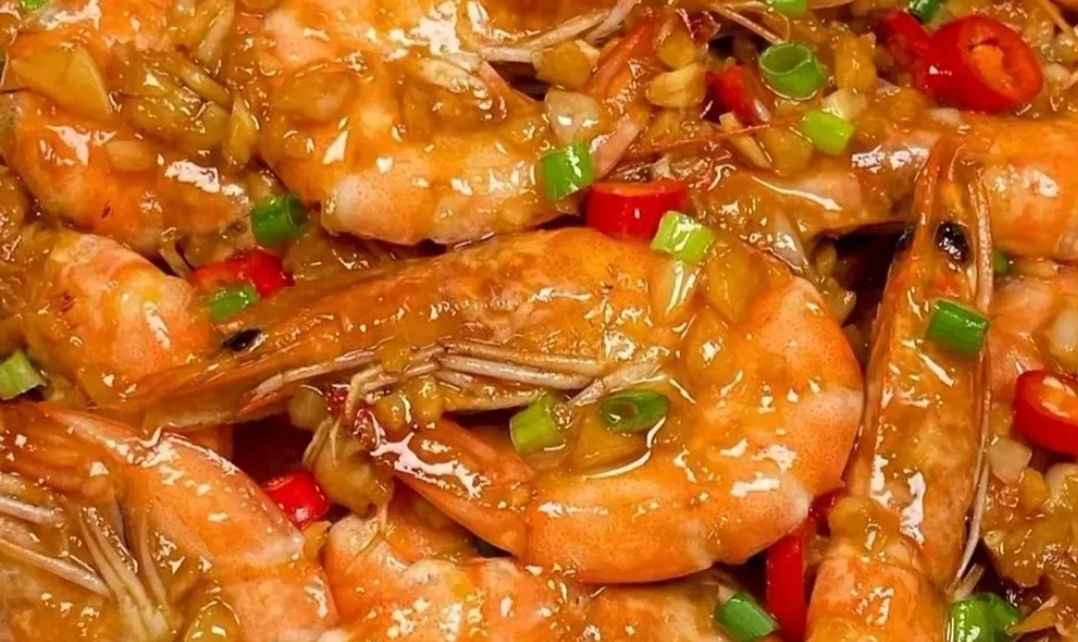 蒜蓉虾  所需食材:大虾,蒜末,葱花,小米辣.