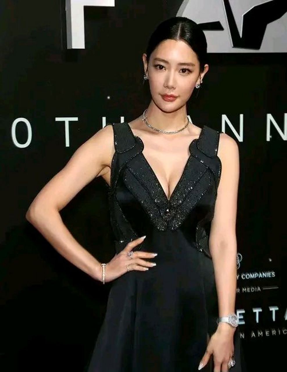 克拉拉看上去才20岁,一身深v礼服大秀事业线,笑起来好有气场!