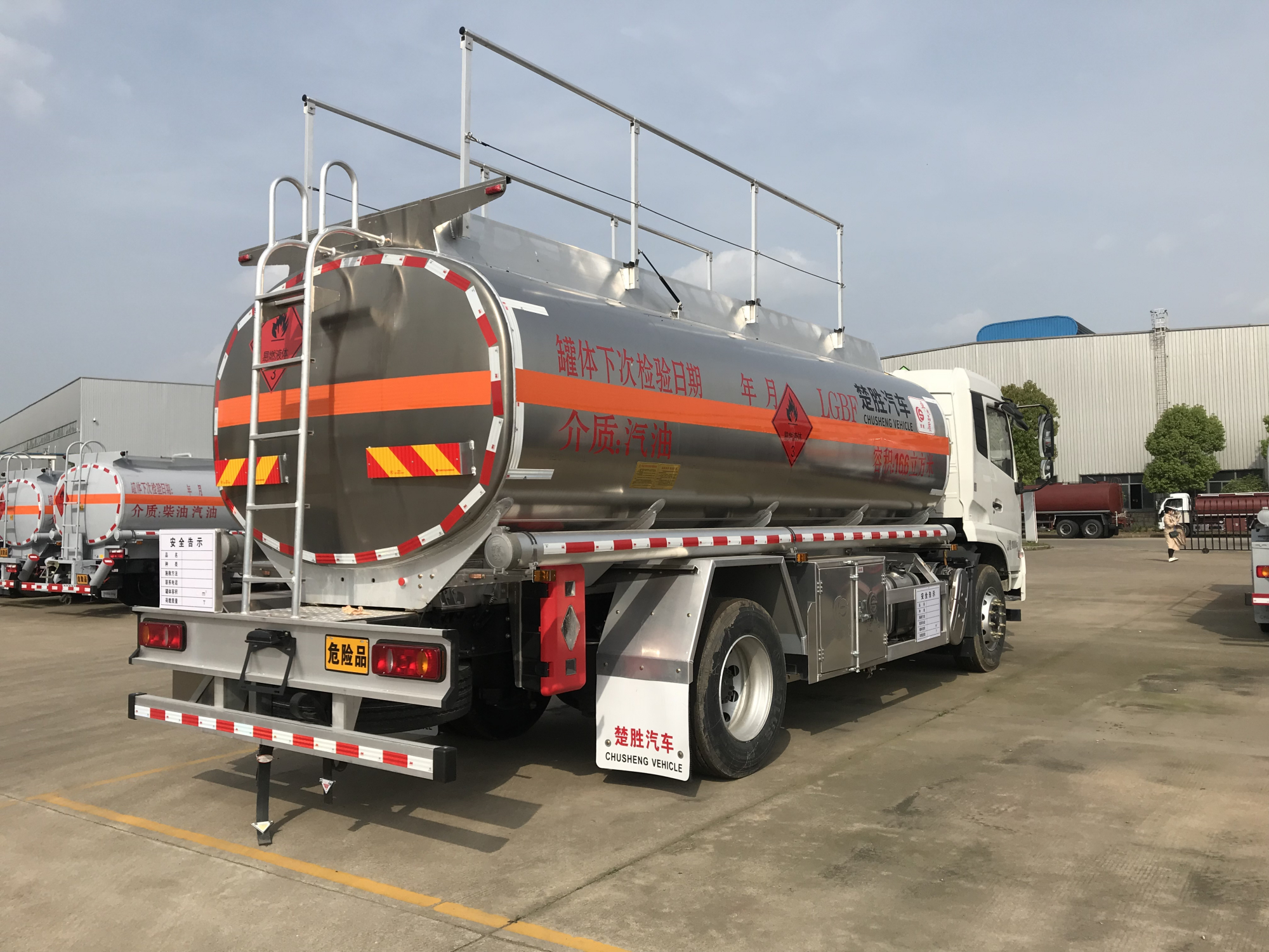 东风天锦10吨国六油罐车