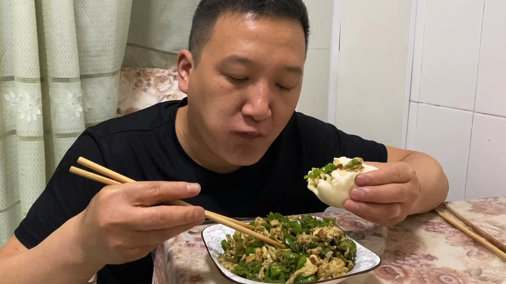 螺丝椒炒鸡蛋辣的香啊,真下饭一次能吃几个馒头,香辣老婆吃美了