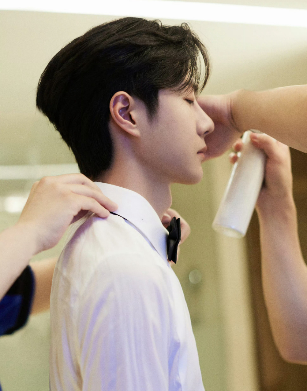 洛阳城出来的那个少年背后全是光光的背后是不为人知的心酸 #王一博