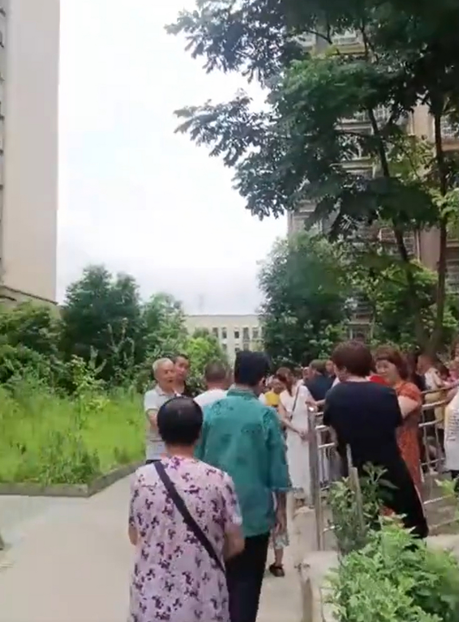 近日网上都在报道"居民在5楼阳台养7头牛被投诉,"又臭又吵,无法忍受"