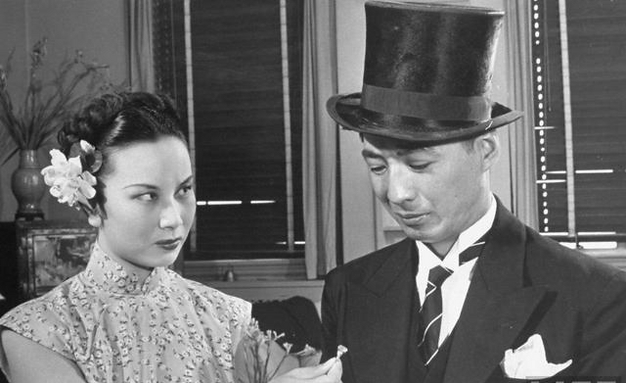 演员李丽华(左)和演员石挥在电影《假凤虚凰》中表演.1947年9月.