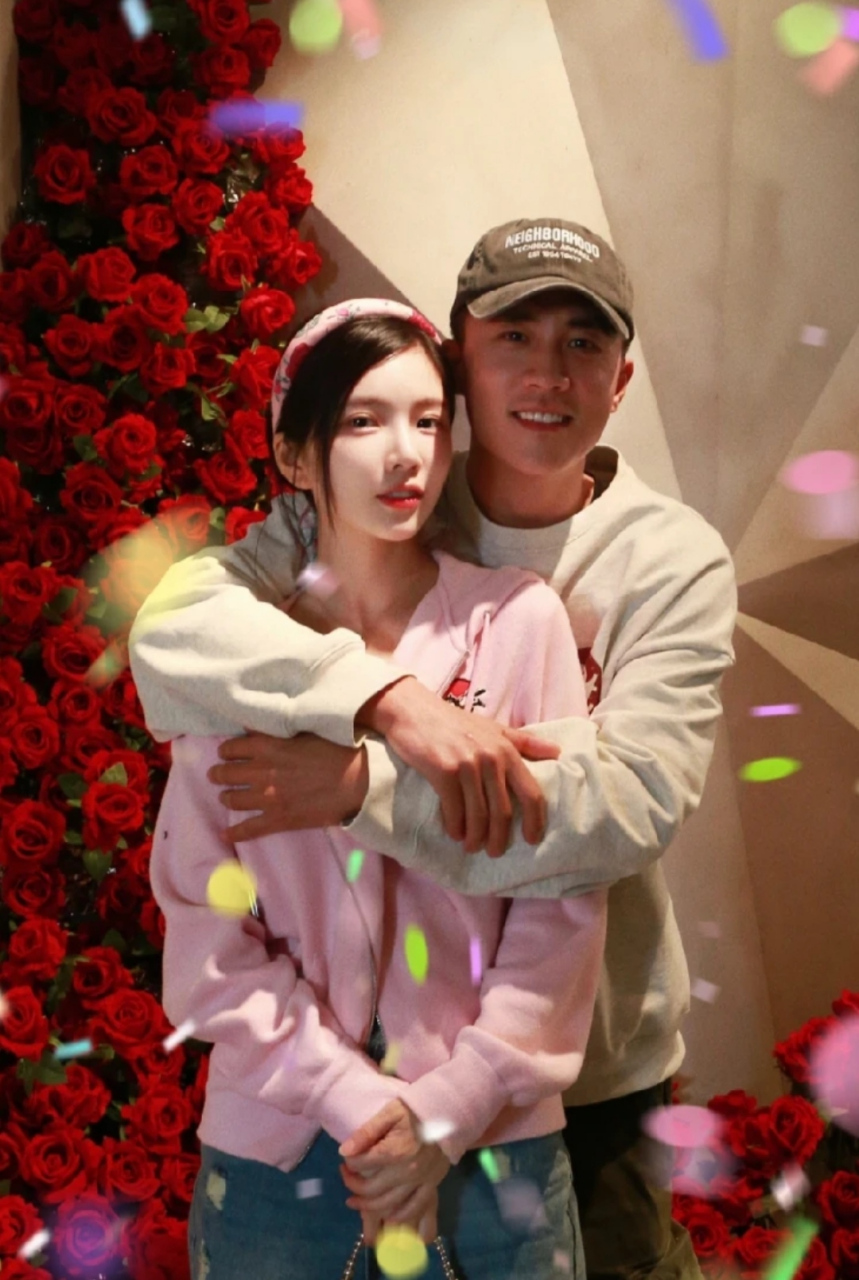 杜淳很少笑得那么开心,搂着王灿合影脸上都是甜蜜,这回没人说男方不够