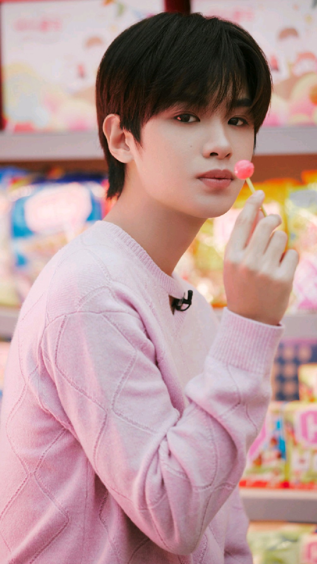 最近发现了一位宝藏男孩"黄明昊",黄明昊粉色卫衣造型,简直太可爱了