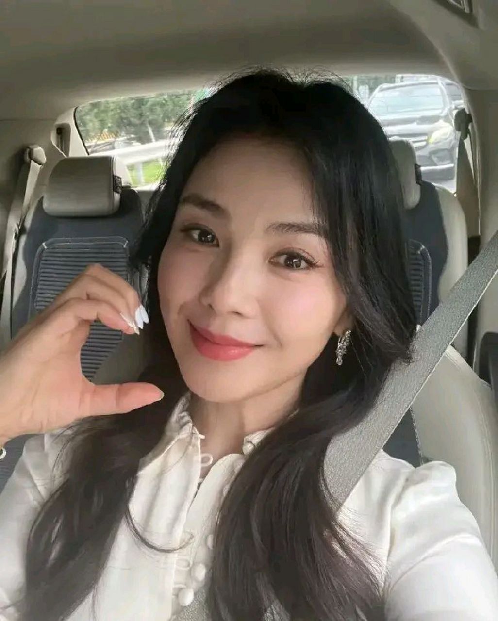 刘涛生图好苍老啊,虽然没有一丝皱纹,但年龄感溢出屏幕,一看就是年过