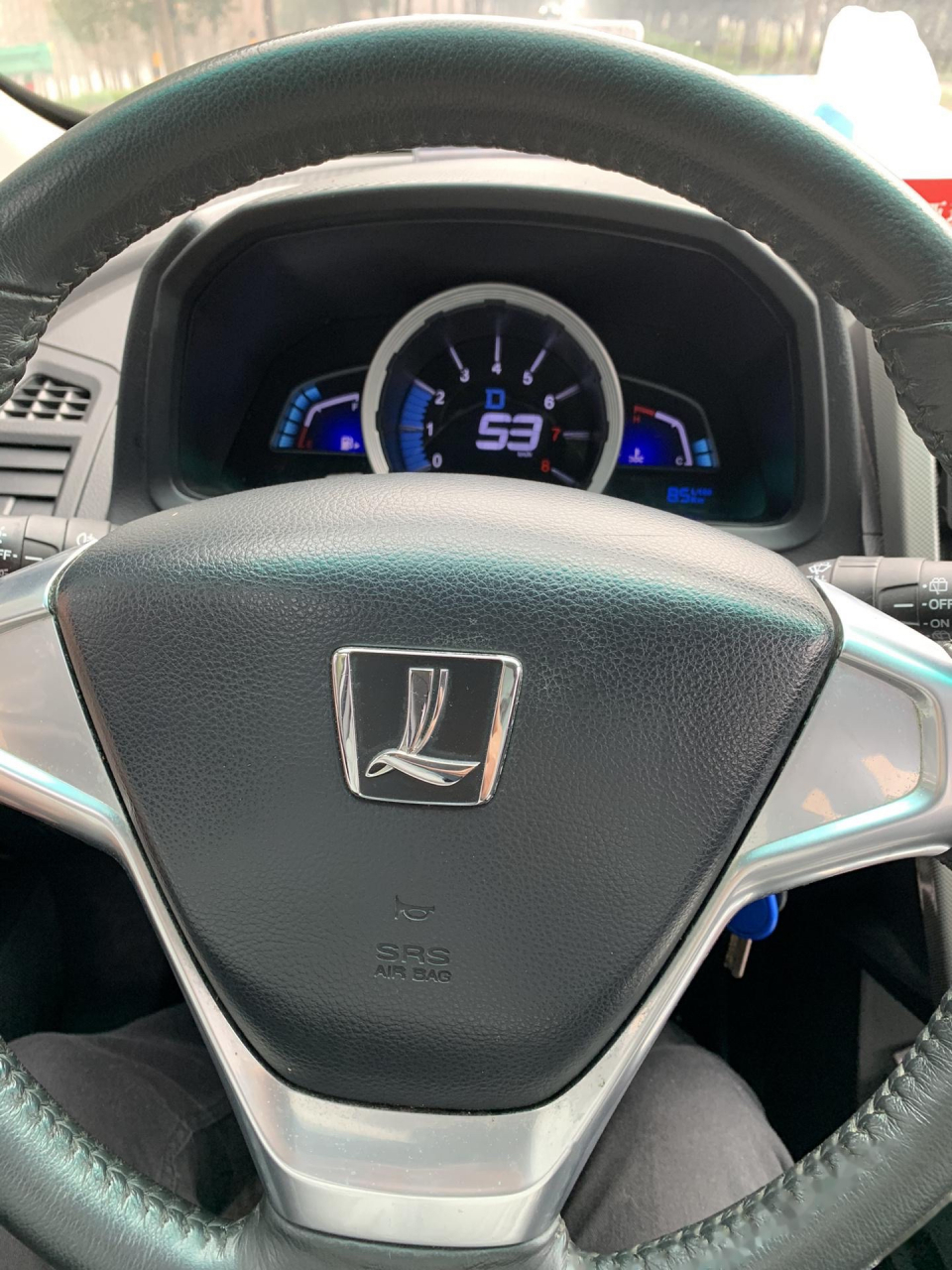 今天开了一下亲戚的纳智捷u6,驾驶感受还不错. 1.