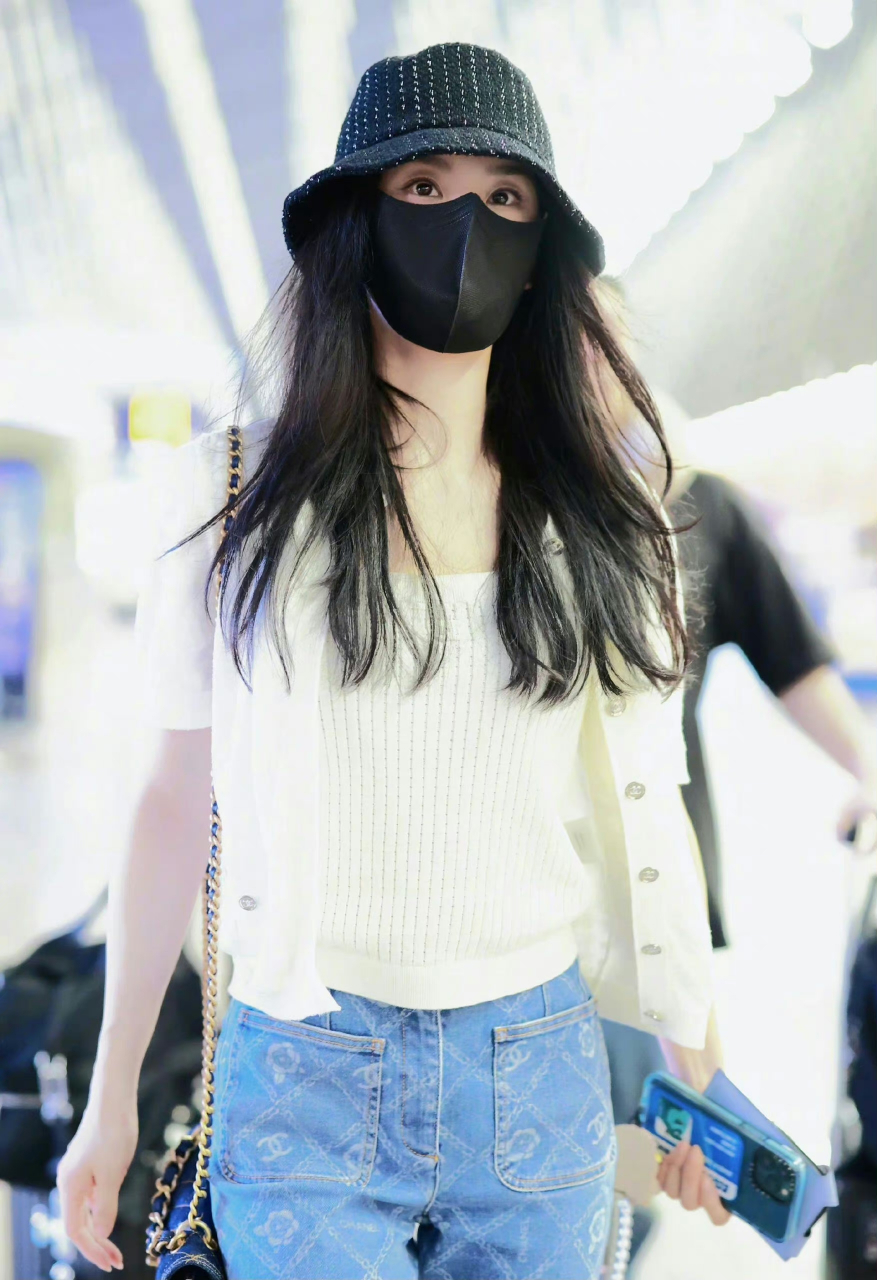 刘诗诗机场偶遇这身穿搭太能体现她的财富了[色][色][色] #娱乐最前沿