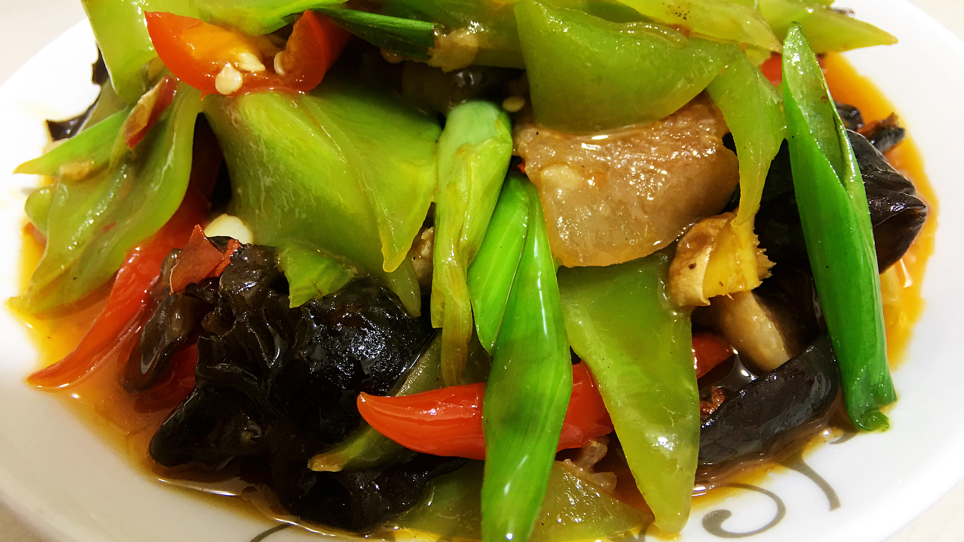 家常菜青笋炒肉的简单做法,加上这一步又脆又绿,好吃又下饭