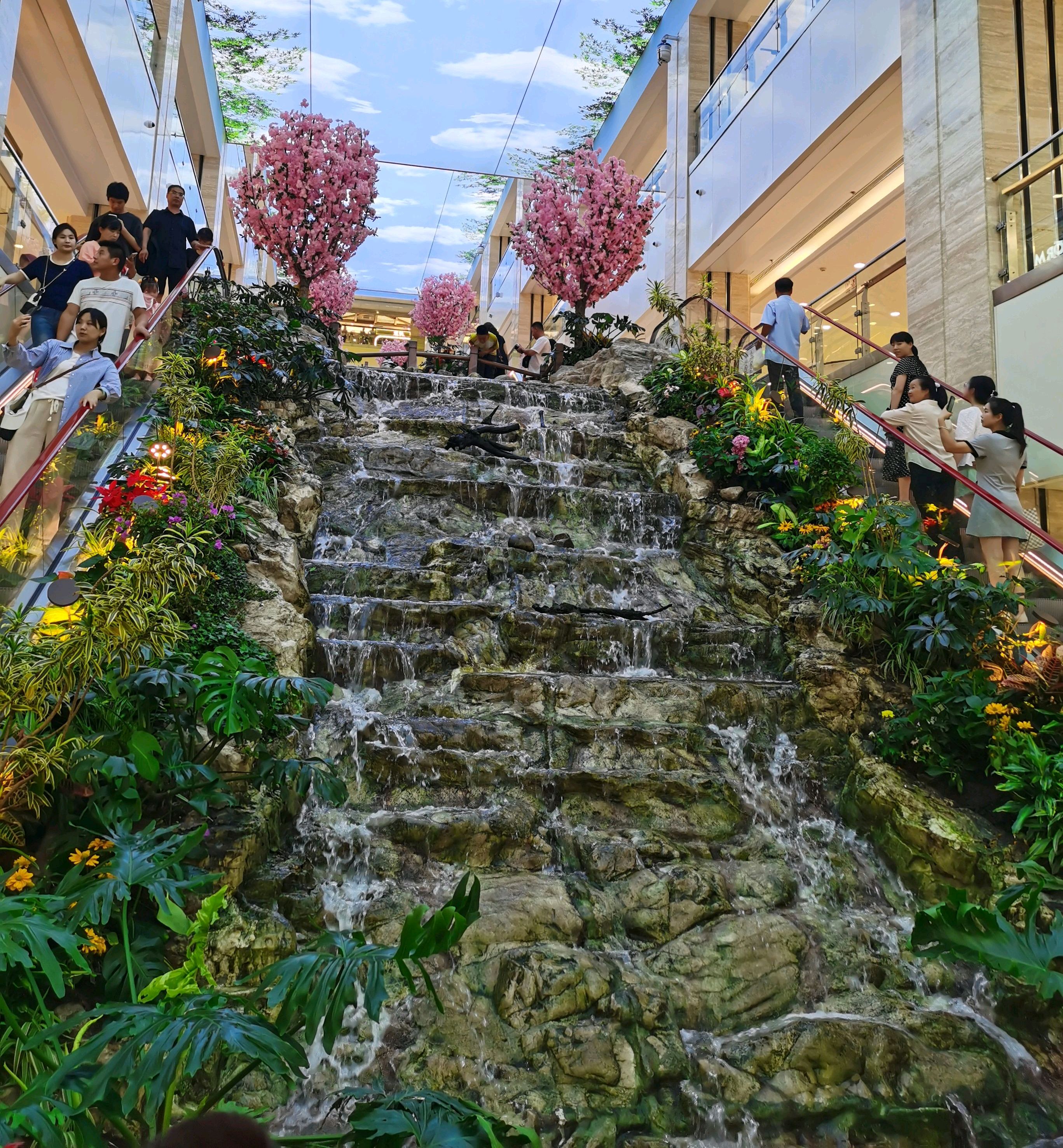 西安赛格室内瀑布,最顶端荷塘里有鸭子游动,参观的人真多