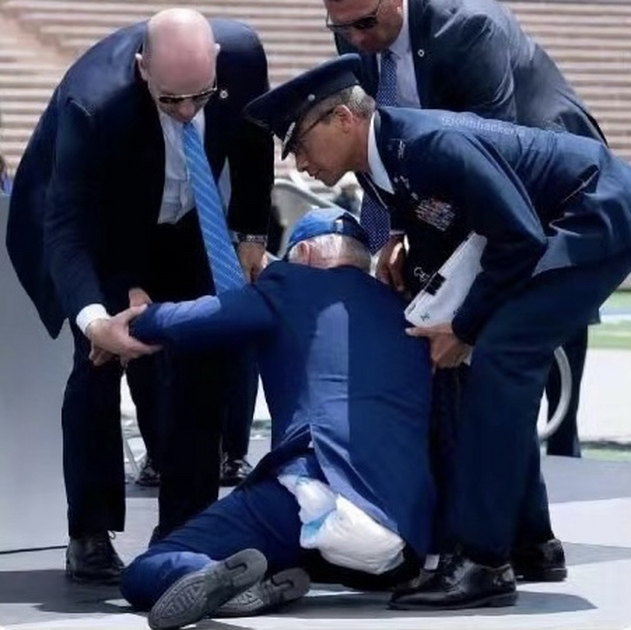 老拜登经常被美国人调侃,他们缴的税还要给总统购买纸尿裤.