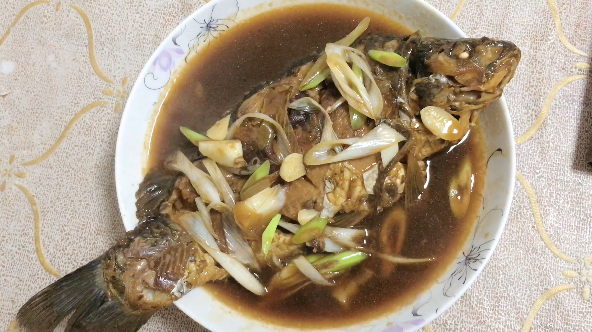 老公在家做了红烧鲫鱼和炖豆腐,味道杠杠的,不愧是大厨名不虚传