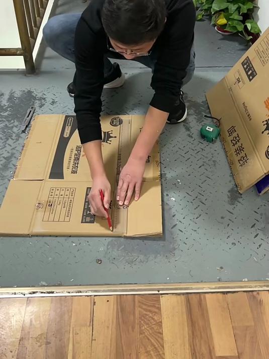 你们要的楼梯纸箱滑滑梯制作过程来啦!