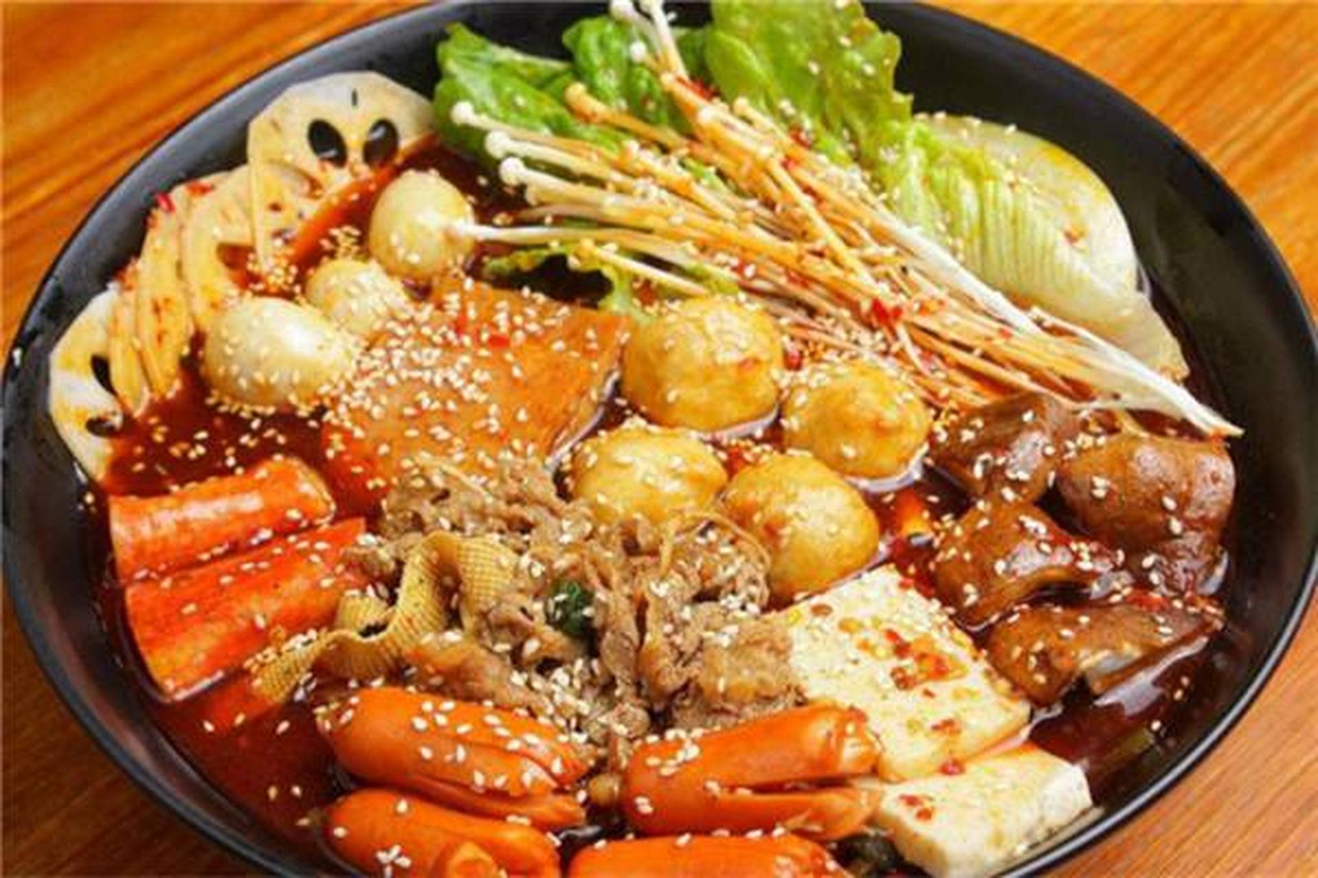 山西晋城,男子身无分文,在一家麻辣拌icon店的门口徘徊半天后,终于