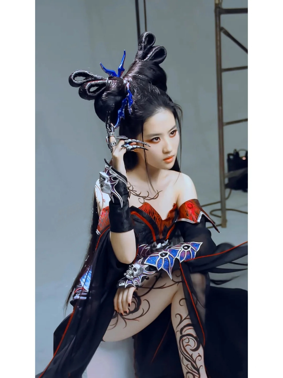 [嘻嘻]刘亦菲还有一条腿怎么放的?我百思不得其解.