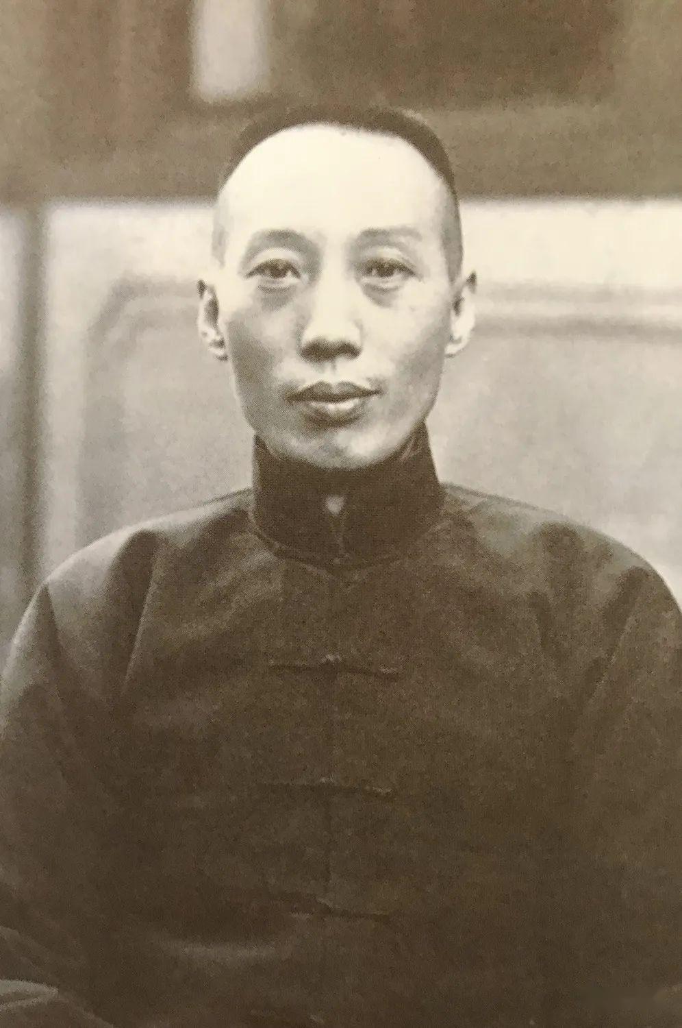 名角李万春的父亲是名角,他还有一位师父,两位干爹以及一位贵人