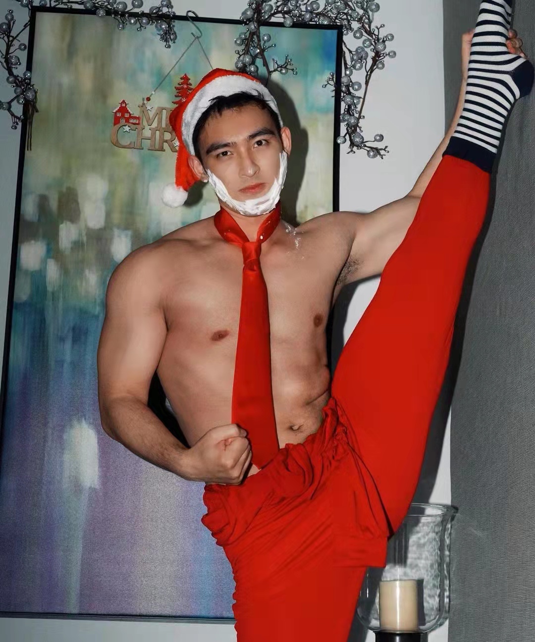 肌肉男神毛若懿变身圣诞老人大秀完美身材