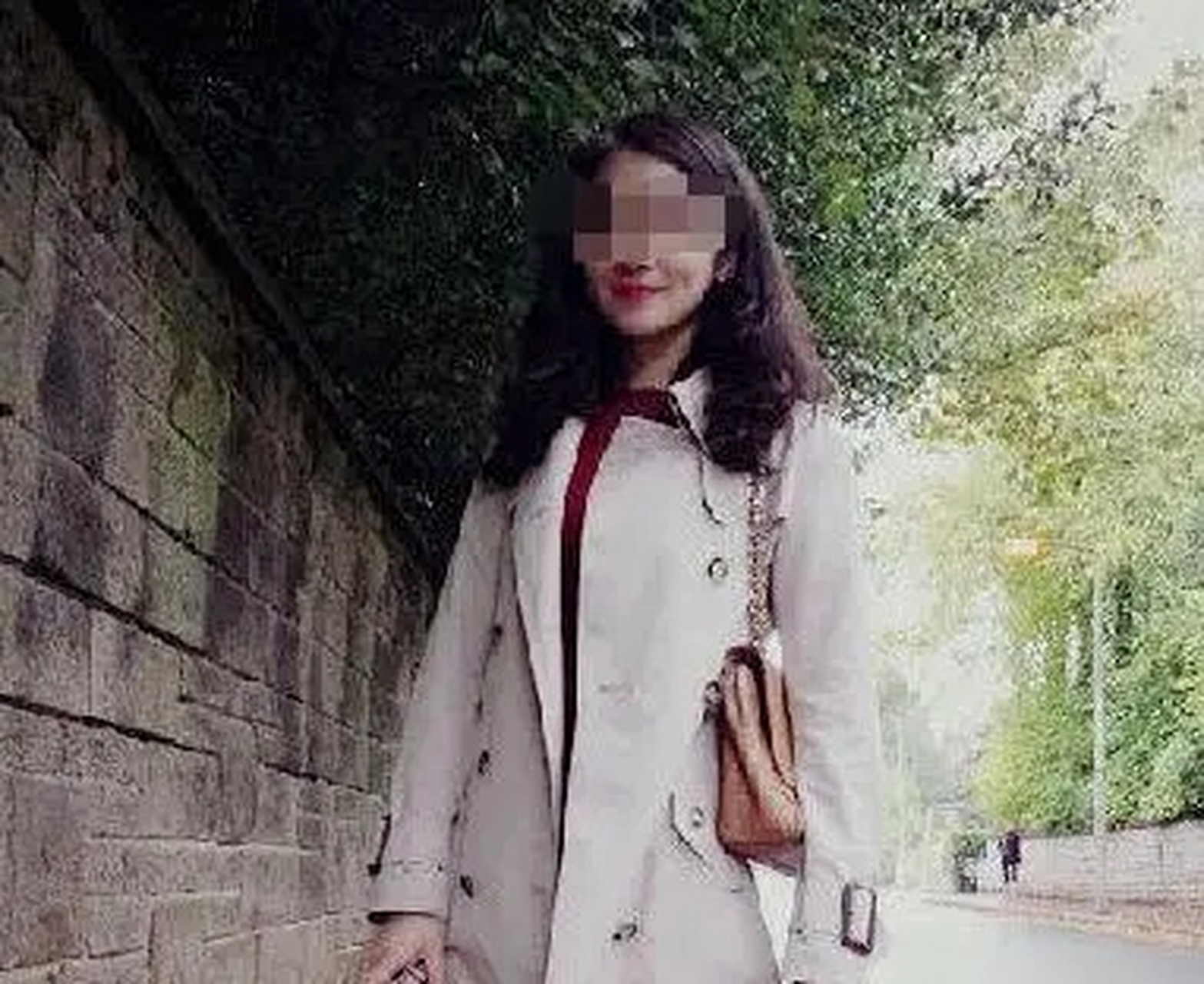 2010年,江苏女博士徐艺丽在家中被婆婆泼了一身的汽油,按在地上用菜刀