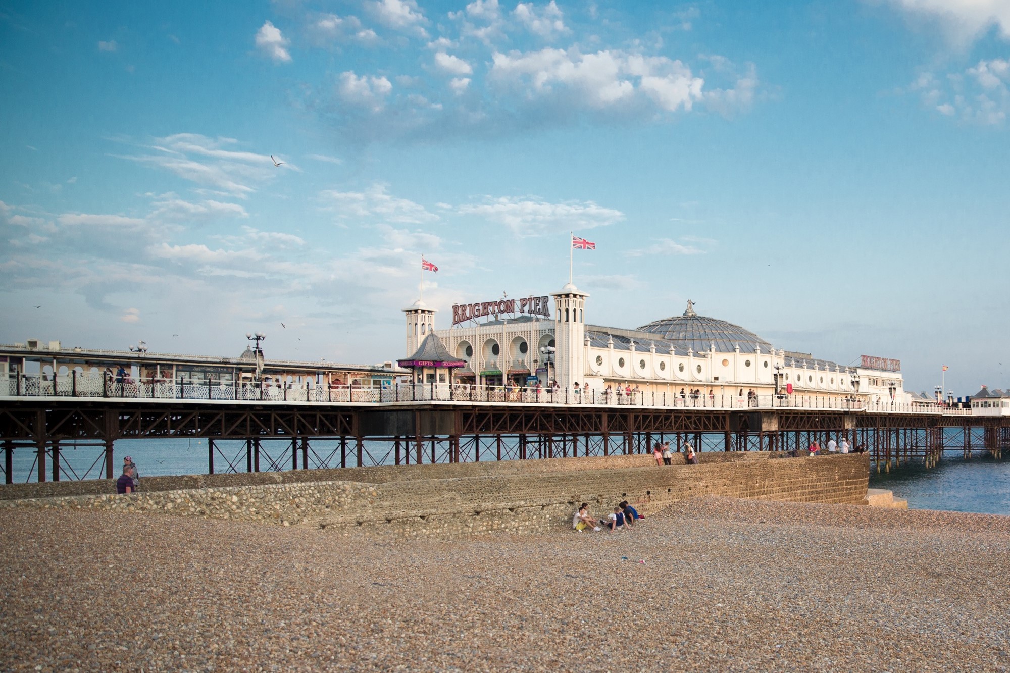 哪里以其密布鹅卵石的海滩而著称?那就是布莱顿