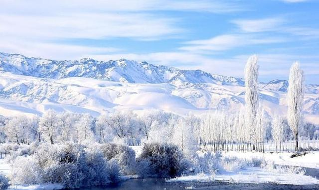 冬天的孟克特草原被白雪覆盖,阳光照耀发出晶莹剔透的光芒!